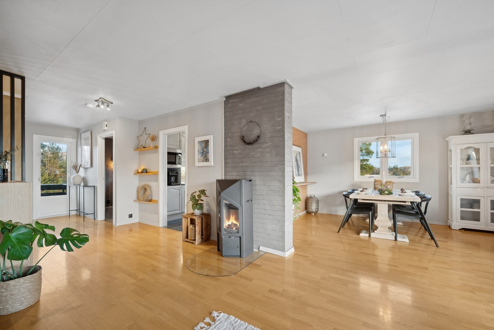 Utgang til luftebalkong og veranda fra stuen. Galleribilde