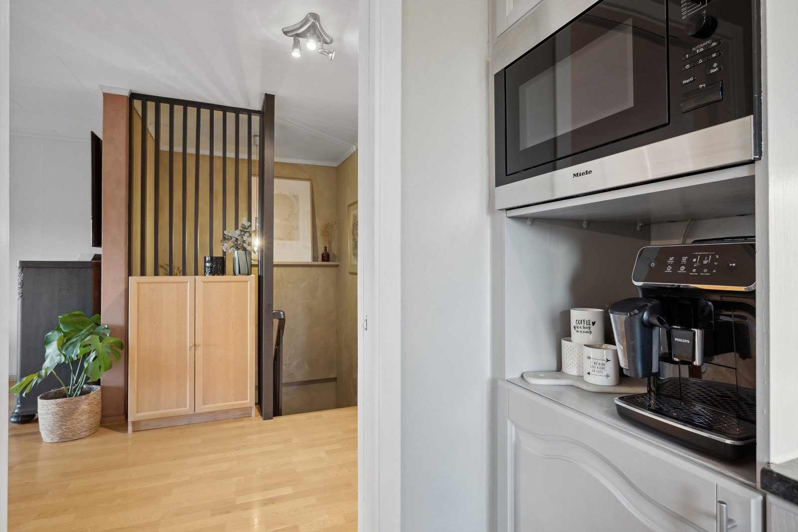 I boligens 2. etasje kommer man opp i stuen, som har inngang til kjøkkenet. Galleribilde