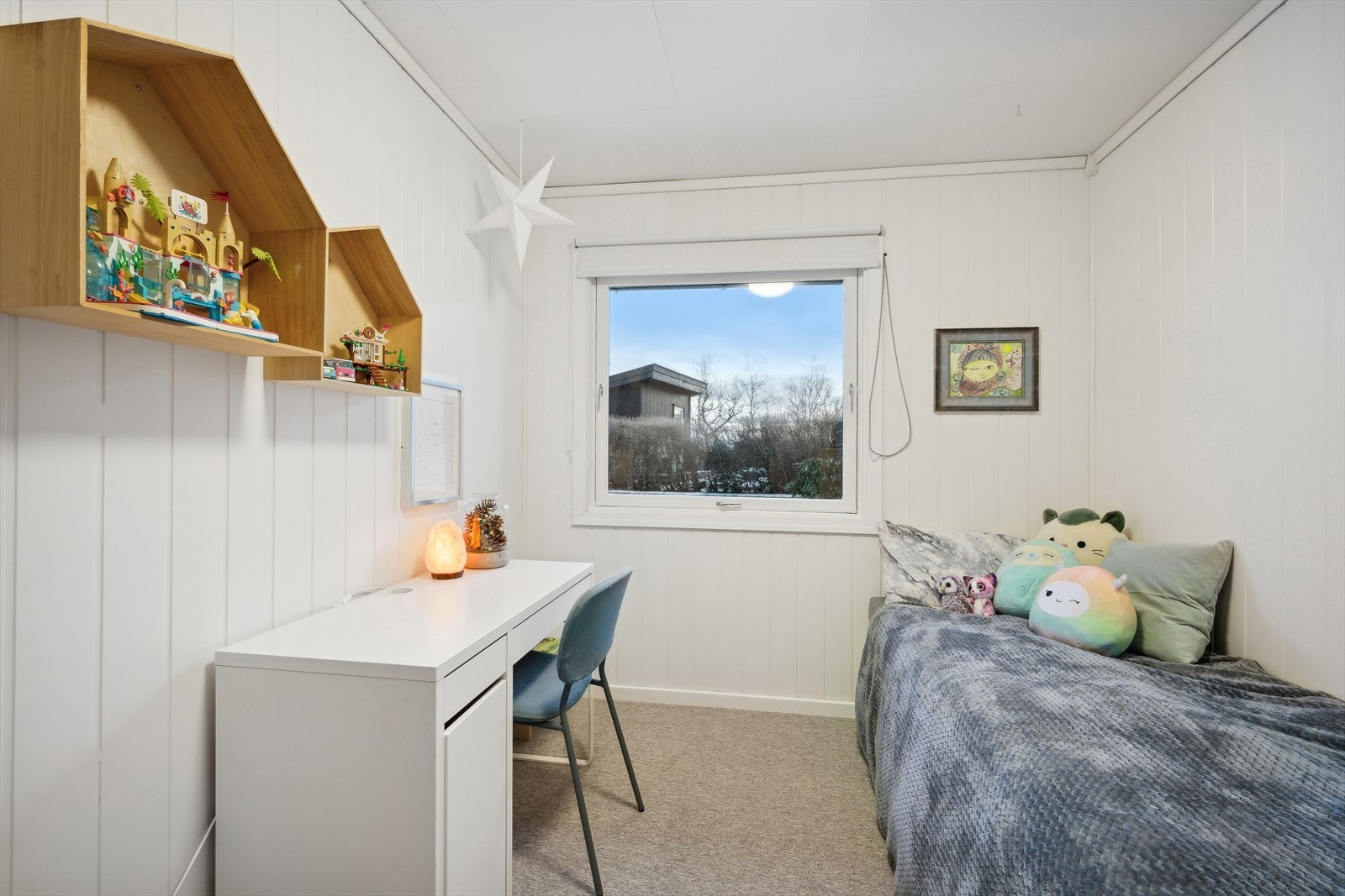 Soverom II i 1.etasje med nyere teppegulv fra 2019. Det ligger parkett under. Galleribilde