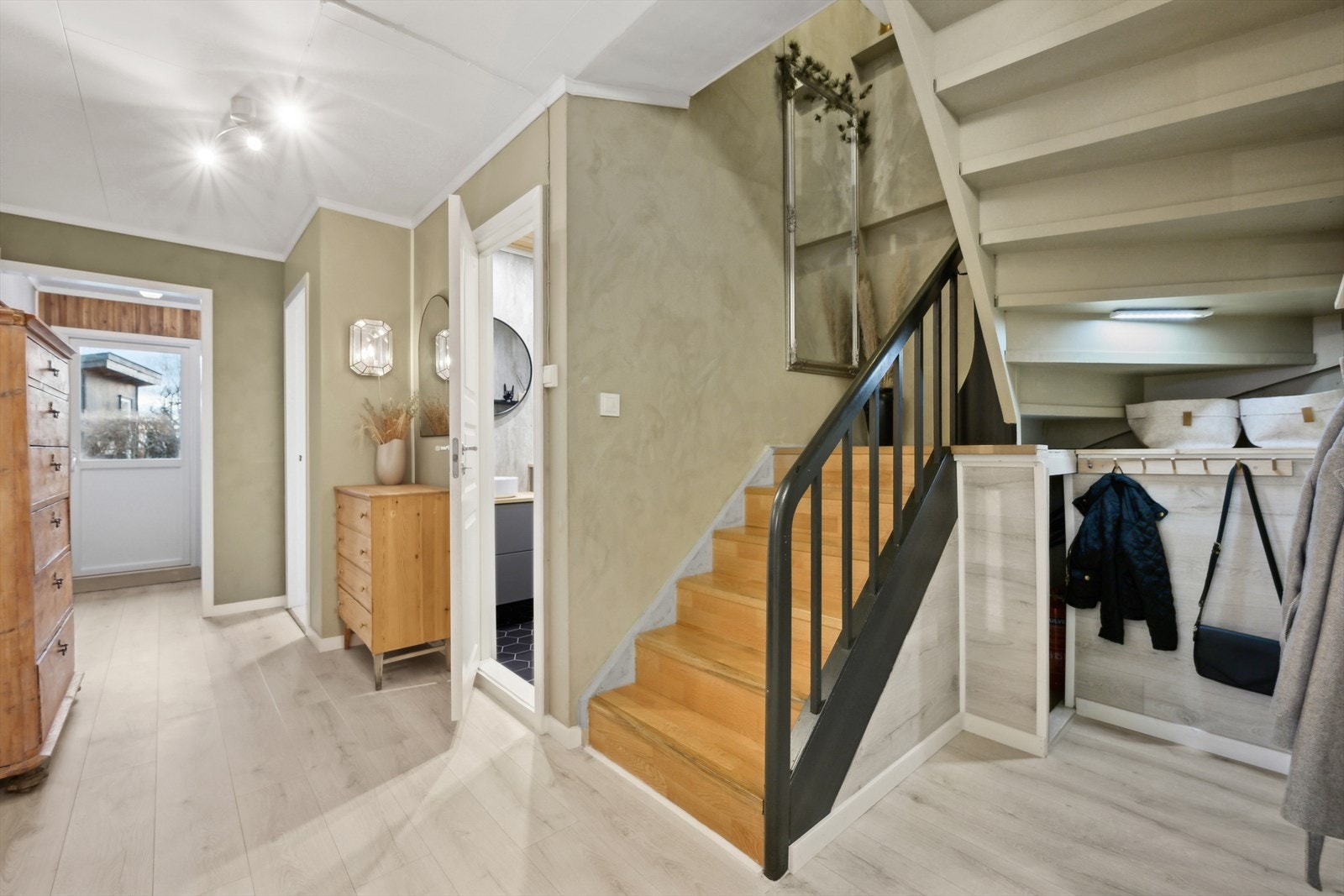 Det er utgang til en fin uteplass og hage fra denne etasjen. Galleribilde