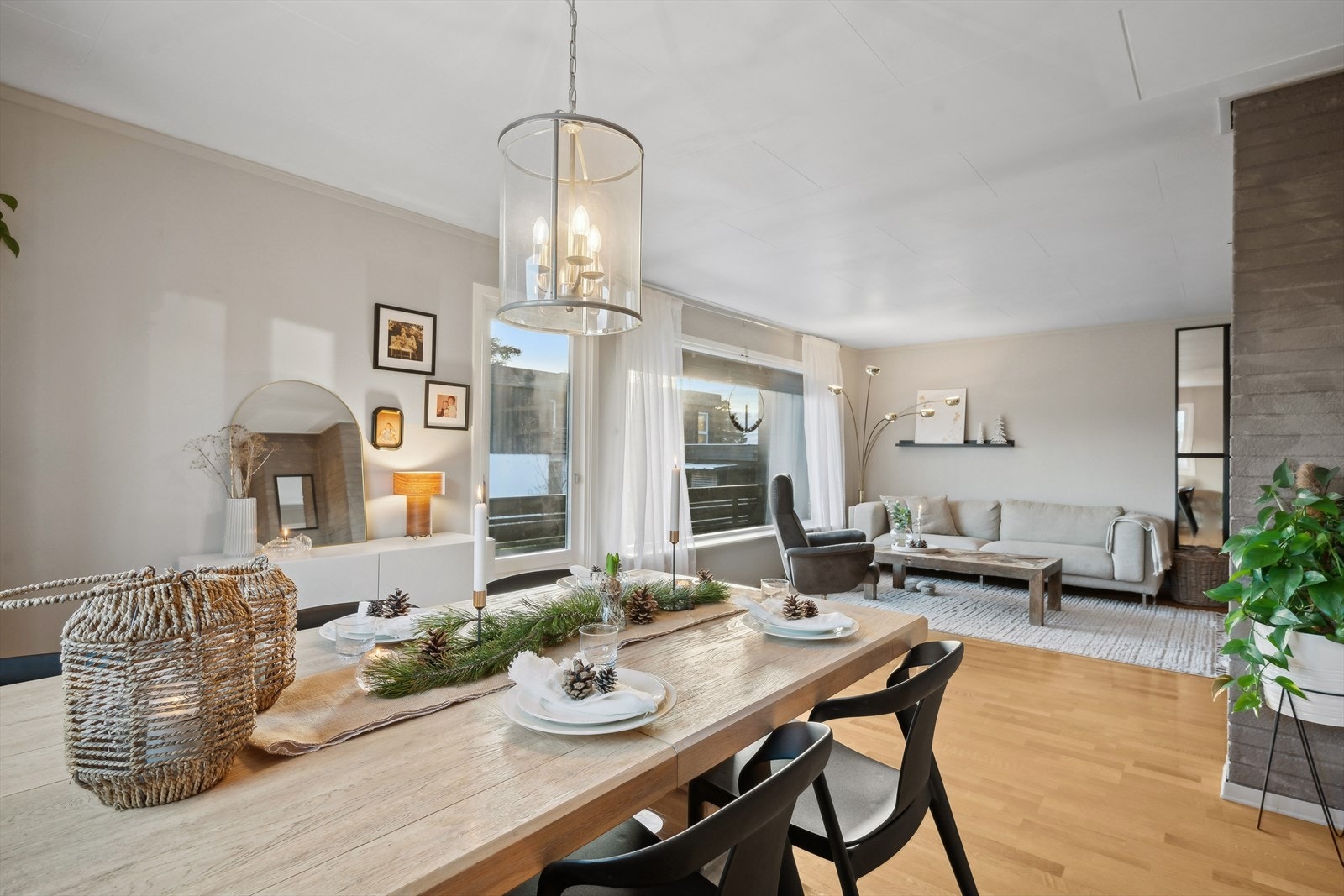 Fin plass til både spisebord og sofagruppe. Galleribilde