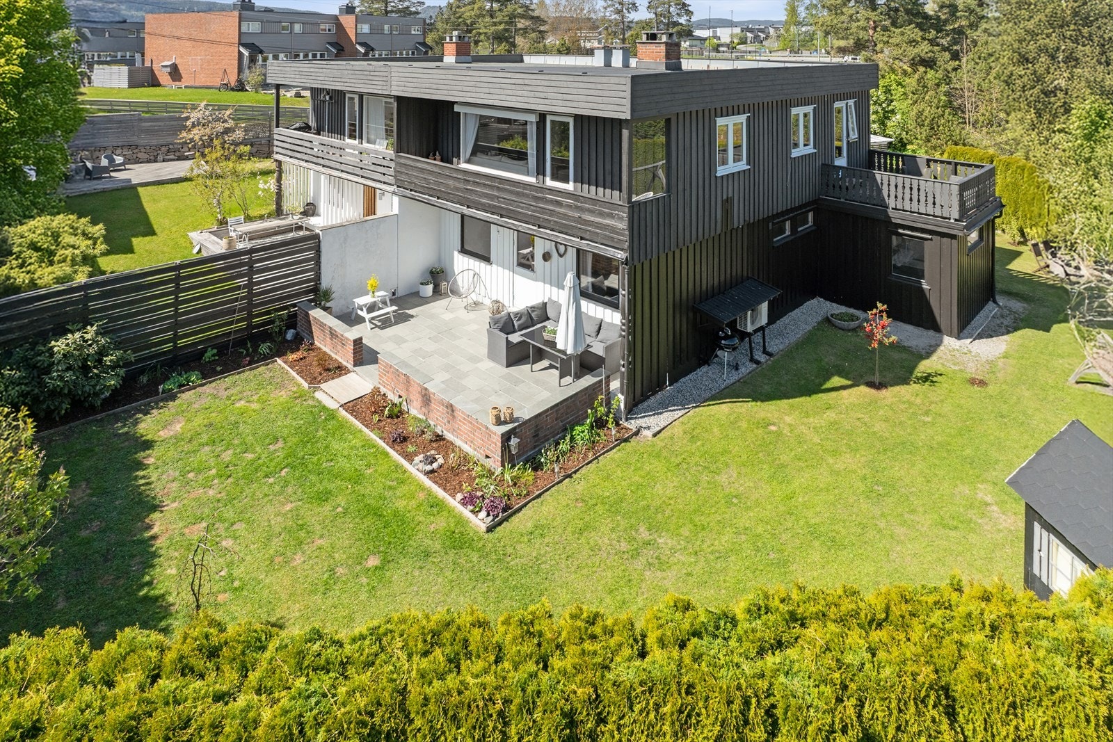 Halvpart av tomannsbolig med stor hage og flere fine uteplasser. Galleribilde