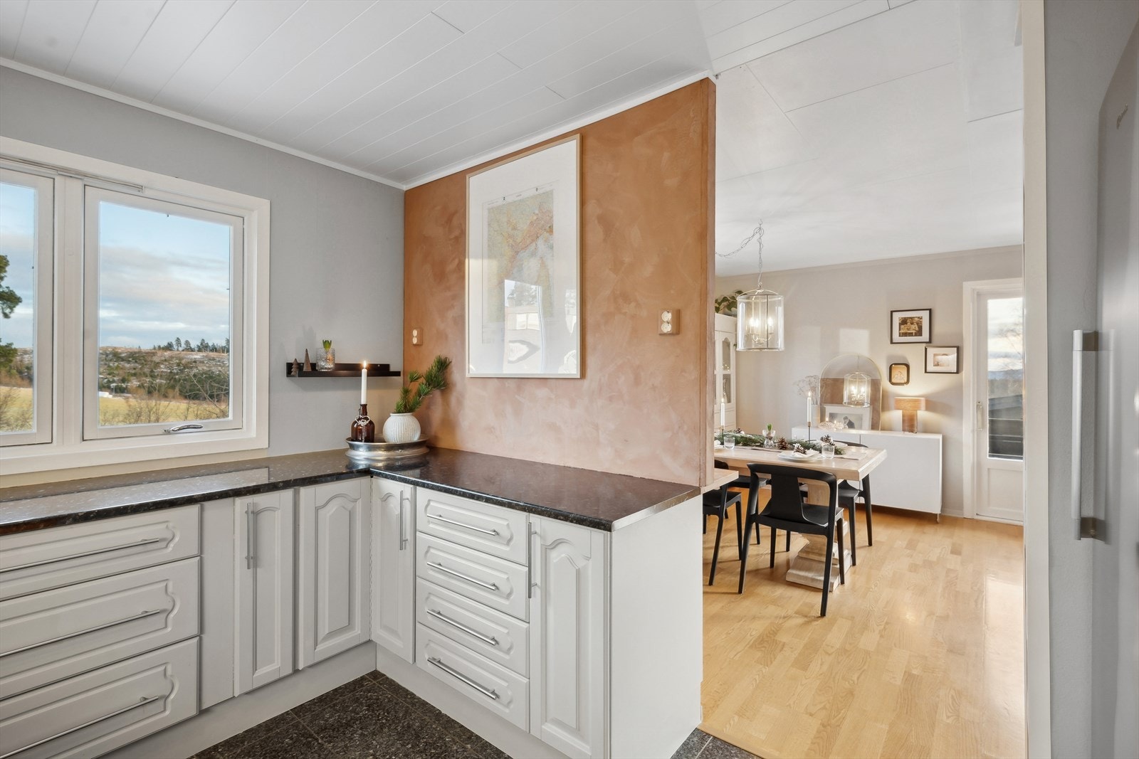 Det er åpent ut til spisestuen. Galleribilde