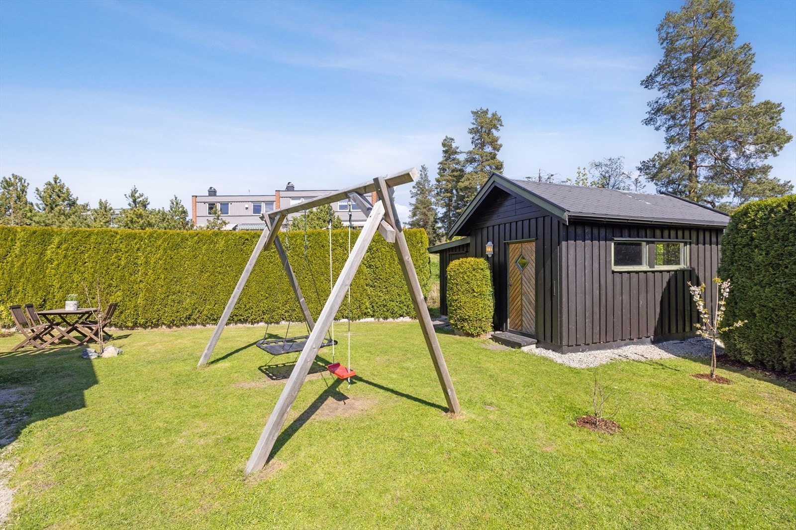 Hagen er pent opparbeidet med hekk, gressplen, prydbusker og beplantninger. Galleribilde