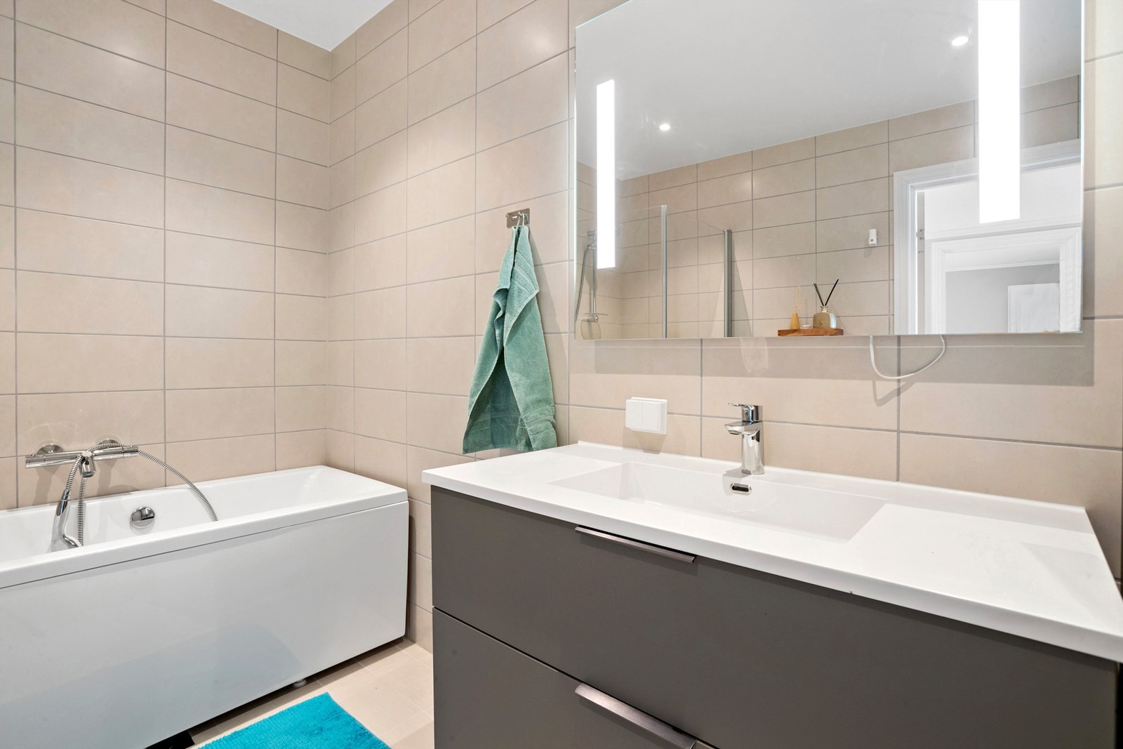 Badet er videre utstyrt med veggmontert toalett med innbygget sisterne, servantskap og dusjnisje Galleribilde