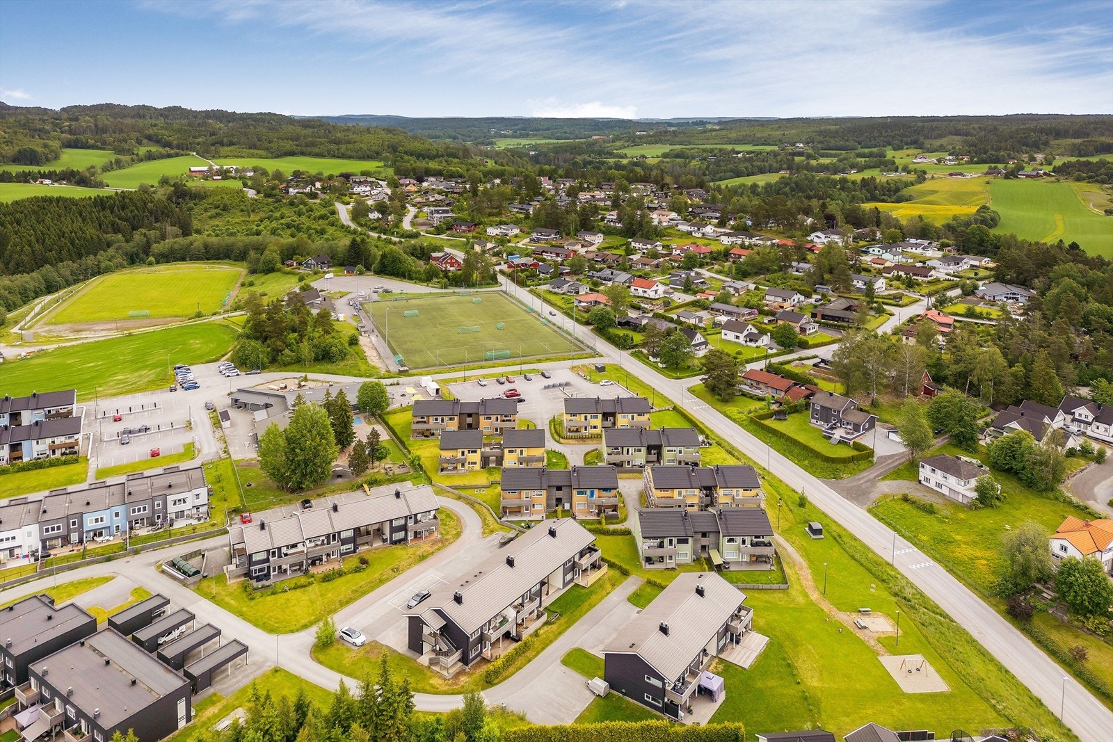 Boligen er beliggende i et nyere boligfelt, hovedsakelig bestående av småhusbebyggelse Galleribilde