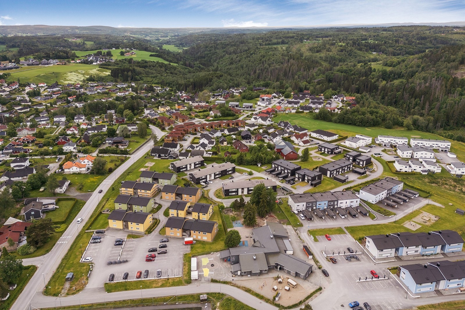 Tomten er en seksjonert del av felles tomt, på til sammen ca. 5.997 kvm. Biloppstillingsplass merket nr. 27, på felles parkeringsplass Galleribilde