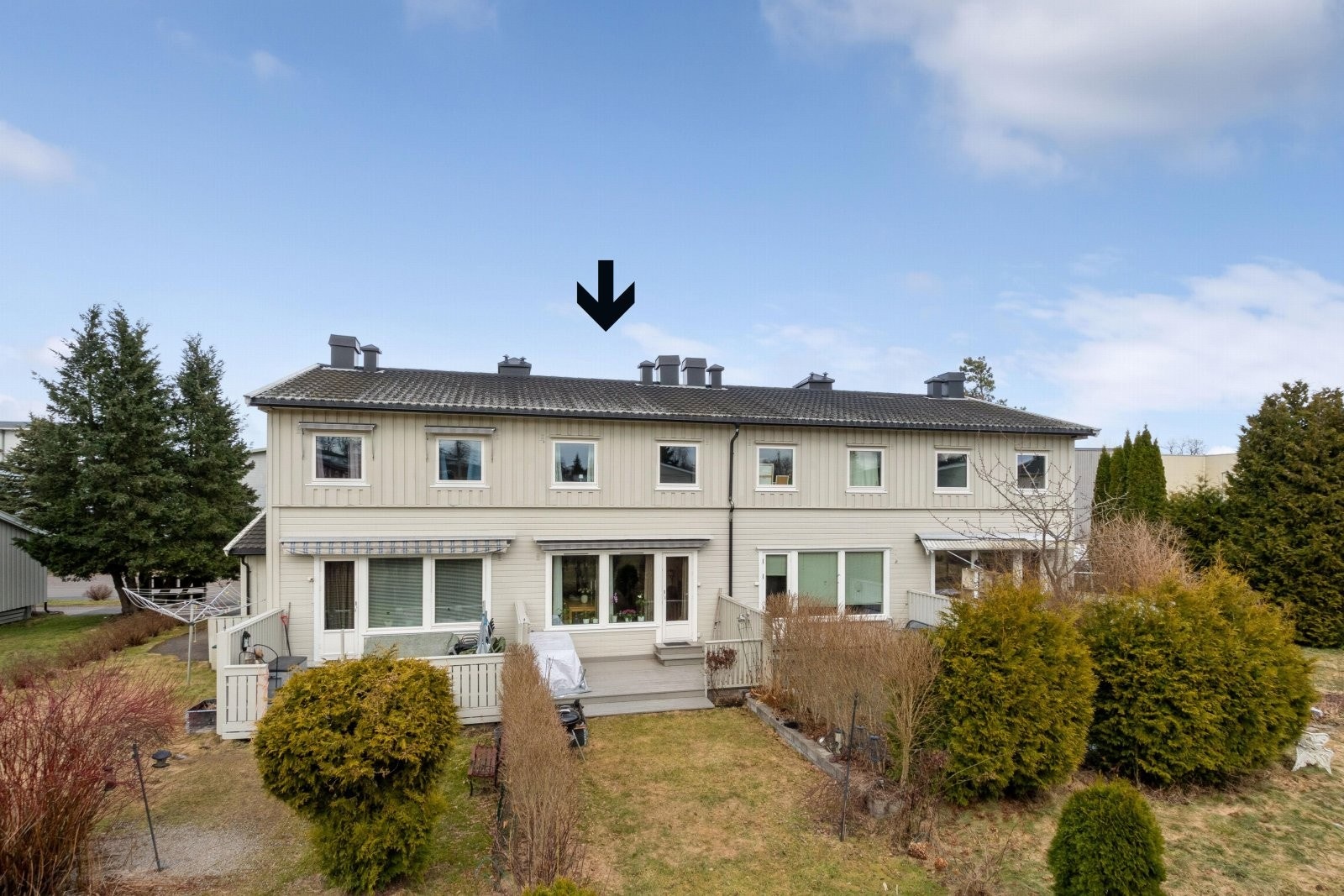 Lyst og trivelig rekkehus med garasje, terrasse og ildsted i stuen. 3 soverom på samme plan. Sentralt, nær sentrum! Galleribilde
