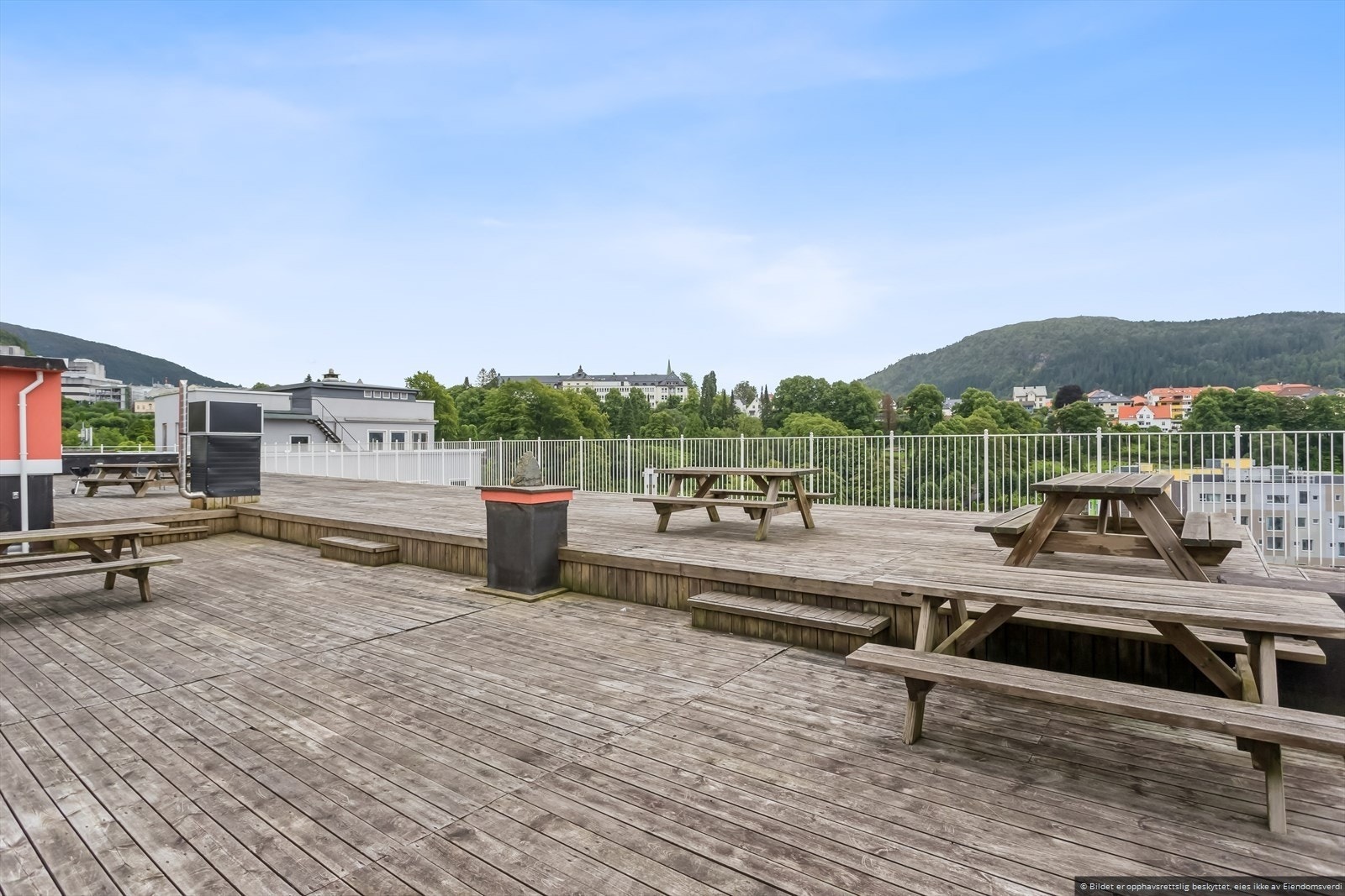Flott felles takterrasse hvor man kan nyte solen fra morgen til kveld. Galleribilde
