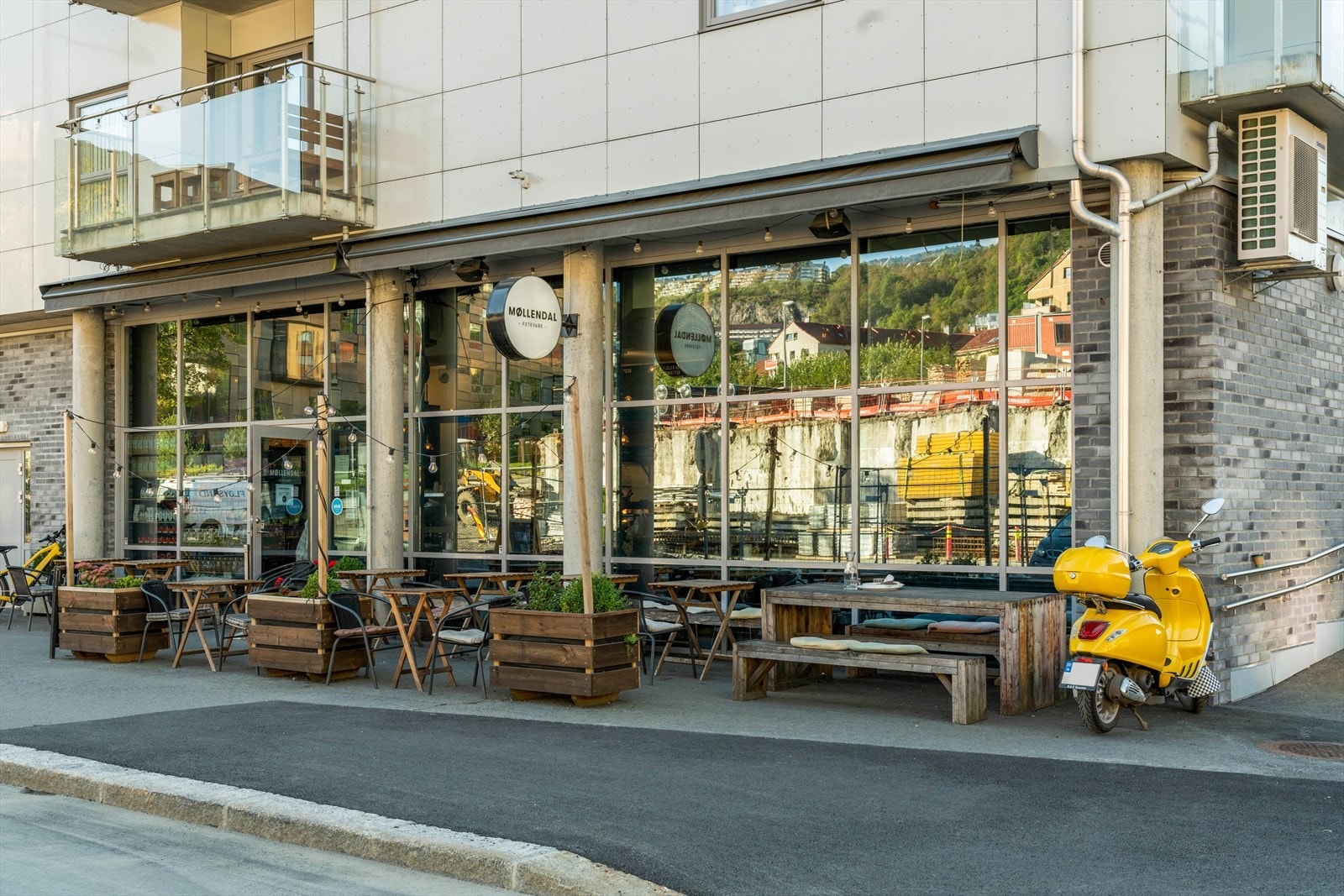 Møllendal har flere koselige kafèer og service tilbud. Galleribilde