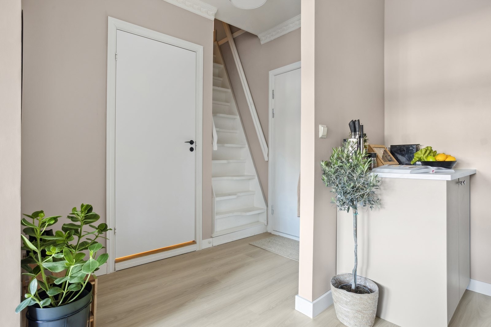 Trapp opp til 2.etg (hems) Galleribilde
