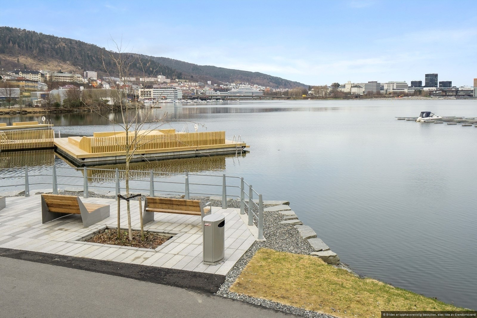 Ett steinkast fra boligen finner du badeplassen på Møllendal. Galleribilde