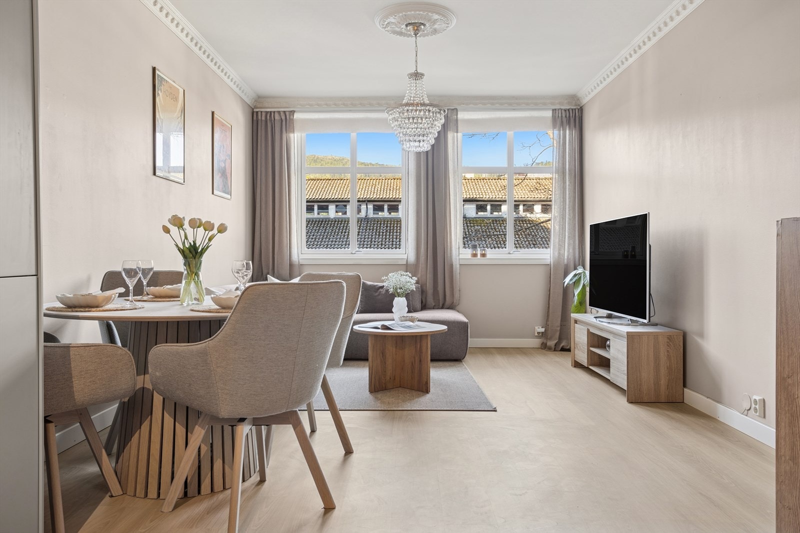 God takhøyde med stukkatur som gir en god romfølelse. Galleribilde