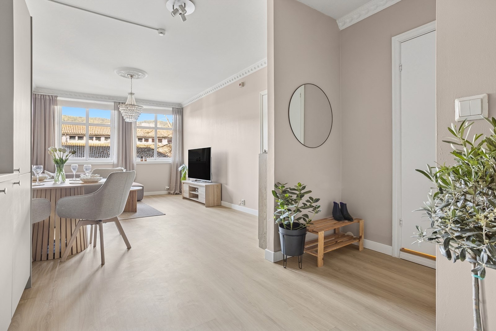Store vindusflater som gir godt med naturlig lysinnslipp. Galleribilde