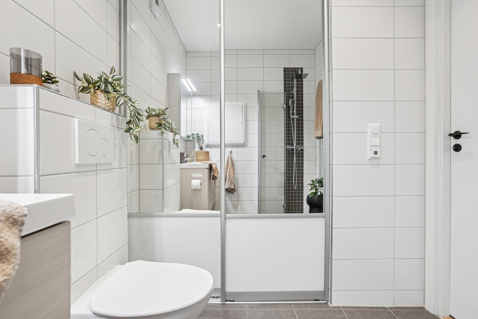Smart baderomsløsning med oppvaskmaskin -og tørketrommel i garderobeskap. Galleribilde