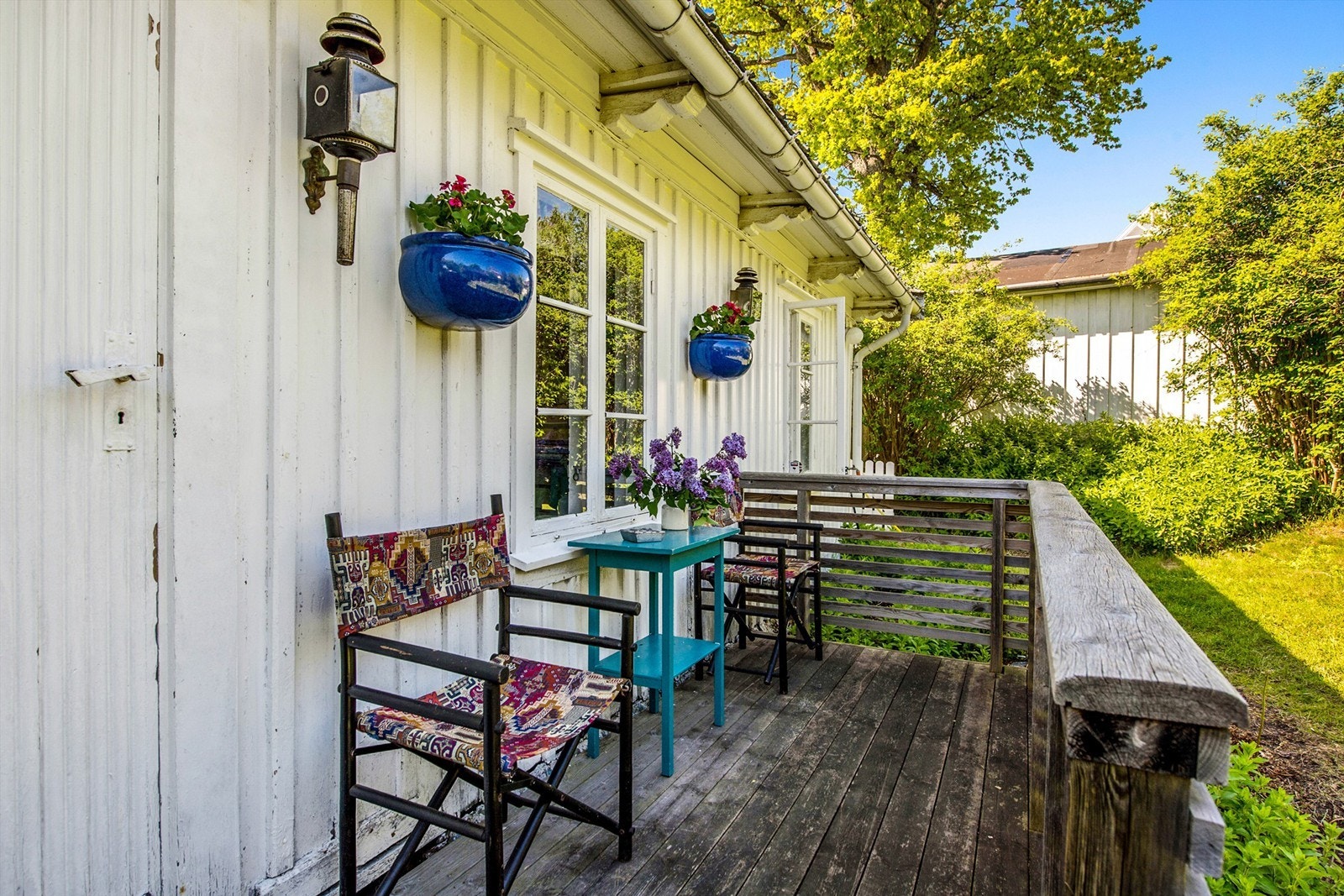 Terrassen vender mot hagen og har tidlig morgensol Galleribilde