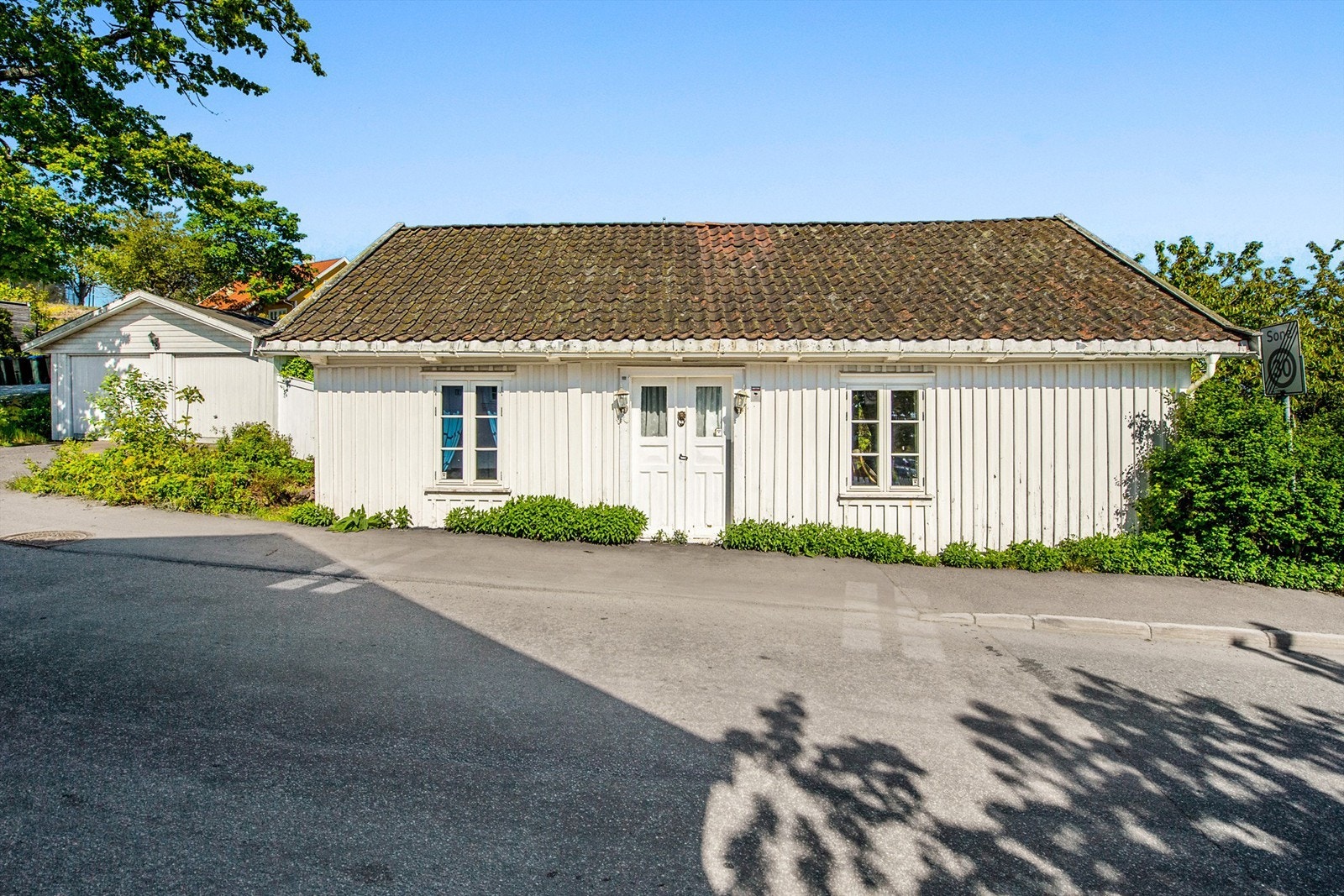 Fasade på hus og garasje Galleribilde