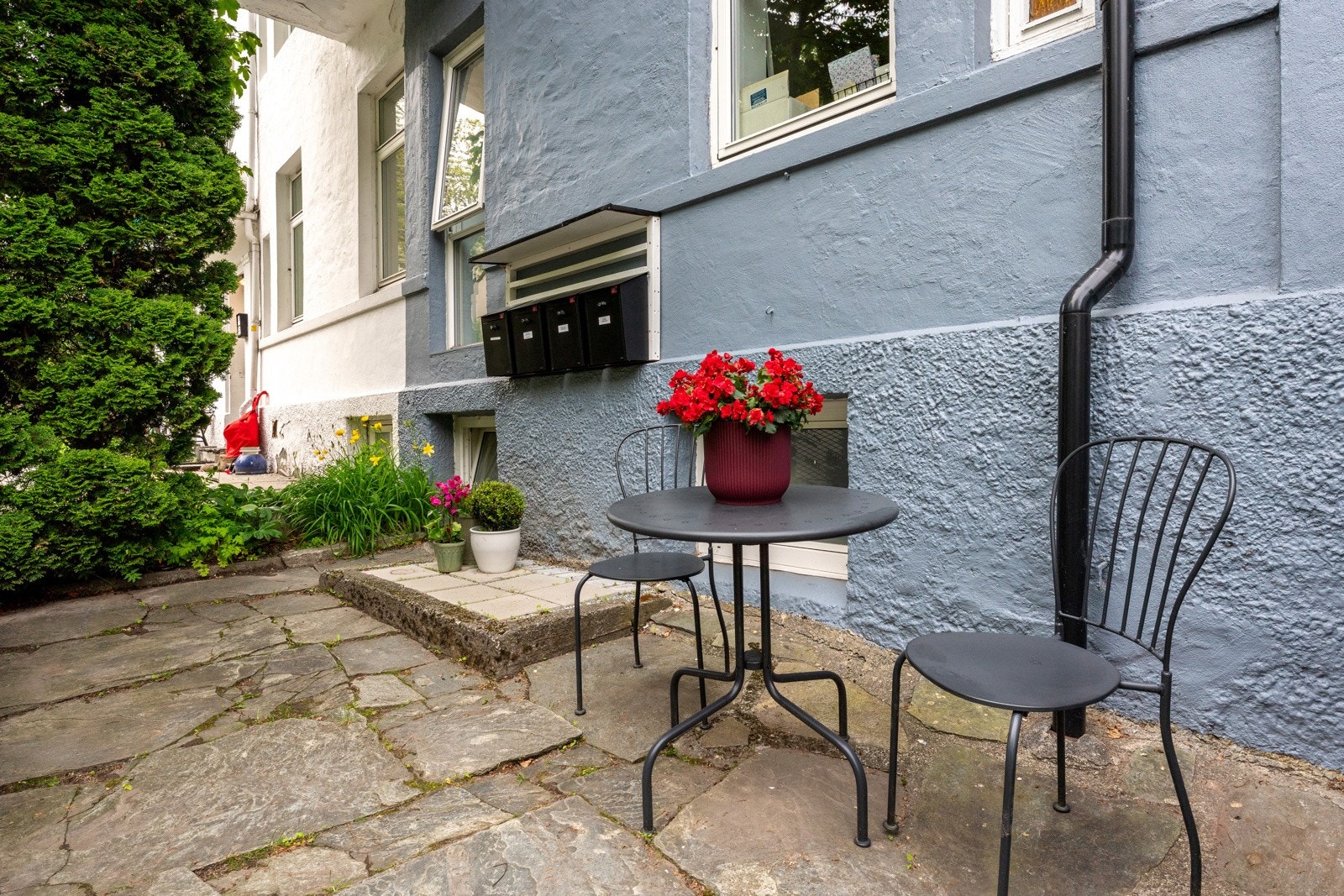 - Flotte fellesarealer både i front, samt i bakgården hvor man har terrasseplatting og hage - Galleribilde