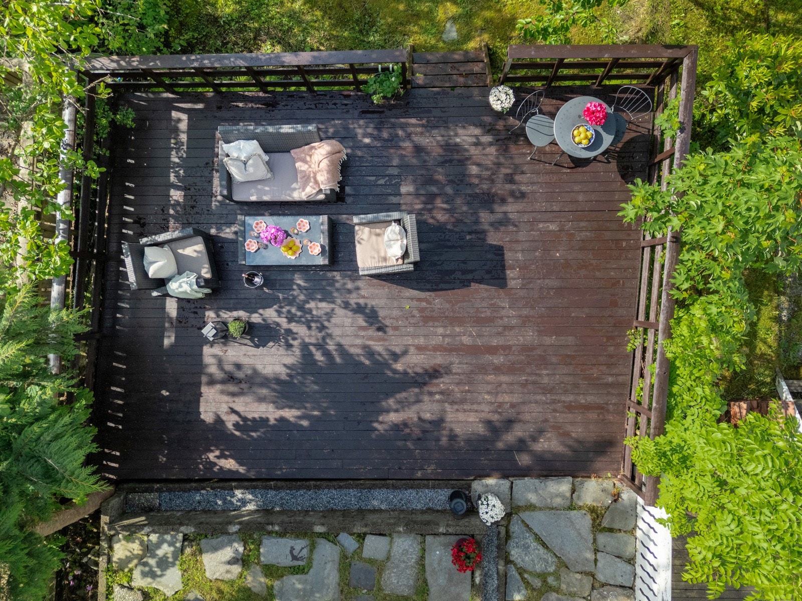 - Sameiet har også en romslig felles terrasseplatting med ettermiddag- og kveldssol, samt en flott hage - Galleribilde