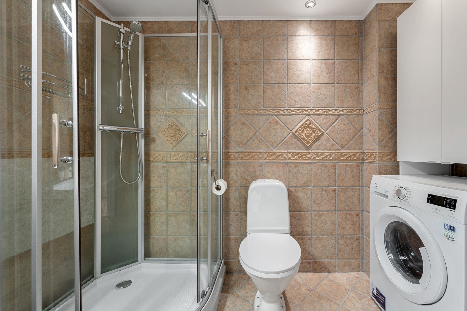 - Badet inneholder dusj, wc, opplegg for vaskemaskin og tørketrommel samt servant - Galleribilde