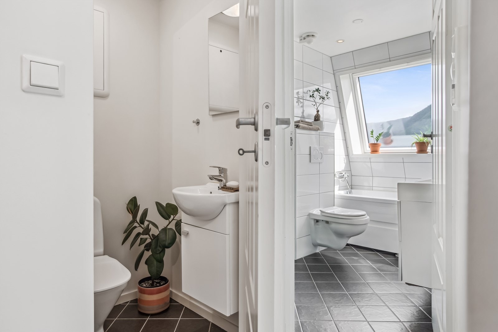 Leiligheten har et toalettrom og bad. Toalettrommet har flislagt gulv, samt malte plater på vegger og tak. Toalettrommet er innredet med servant og toalett Galleribilde