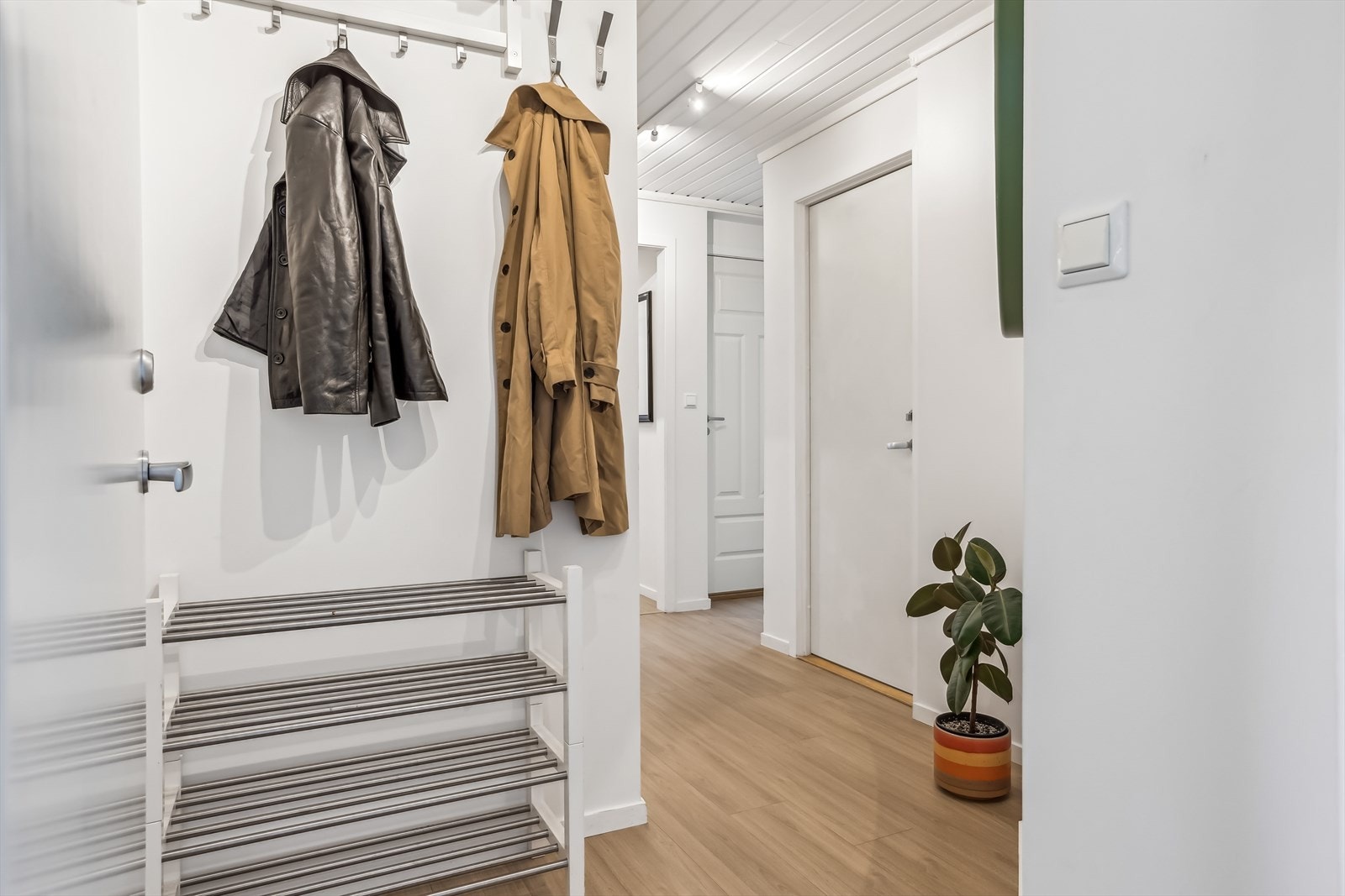 Entré med mulighet for skohylle og knagger til yttertøy Galleribilde