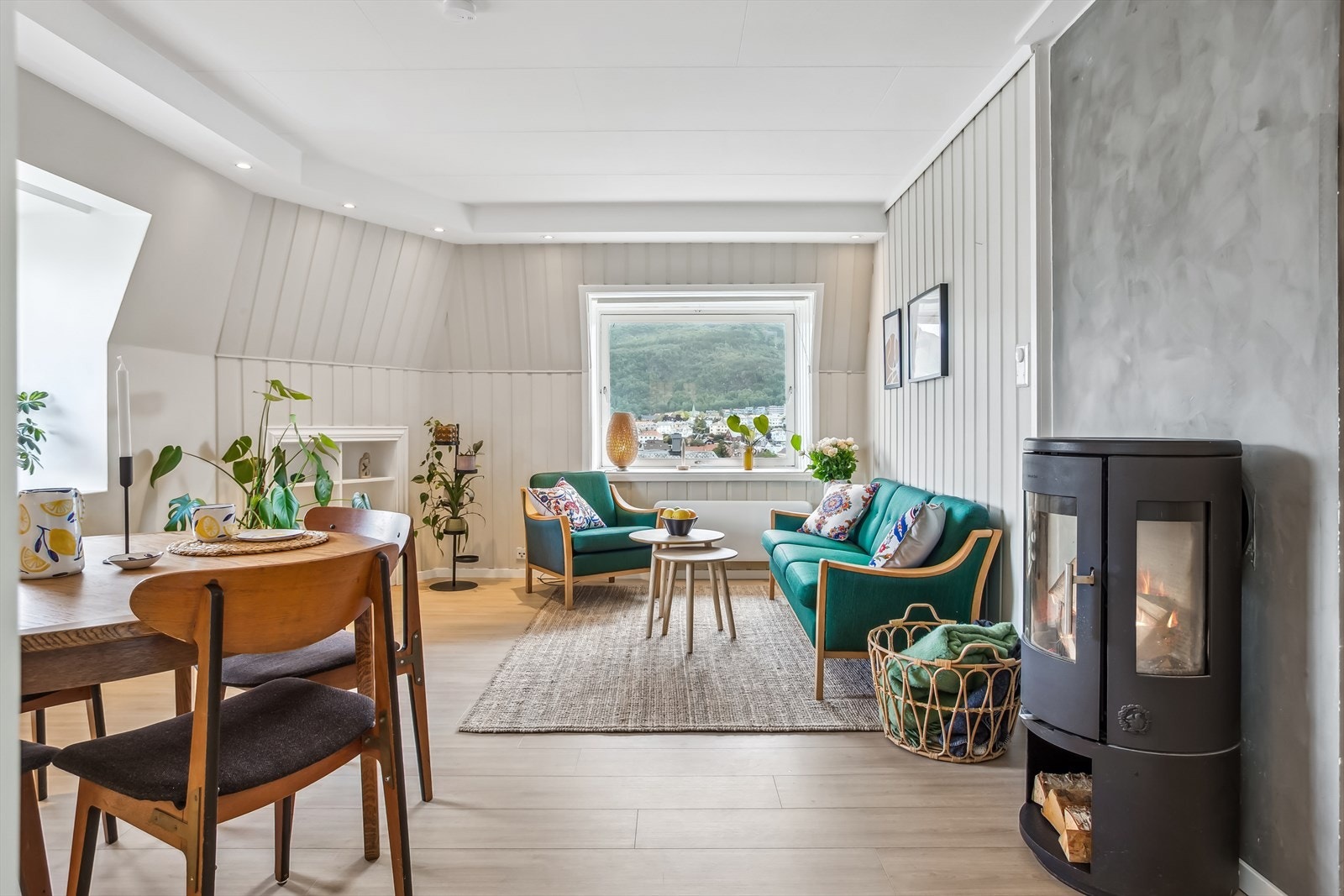 Lys og romslig stue med plass til spisegruppe, sofa, salongbord og annet ønskelig møblement Galleribilde