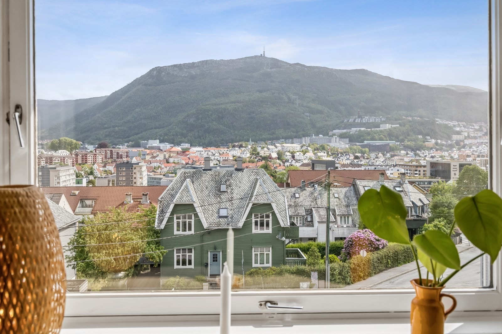 Fra stuen kan du nyte utsikten mot Ulriken og nærområdet Galleribilde