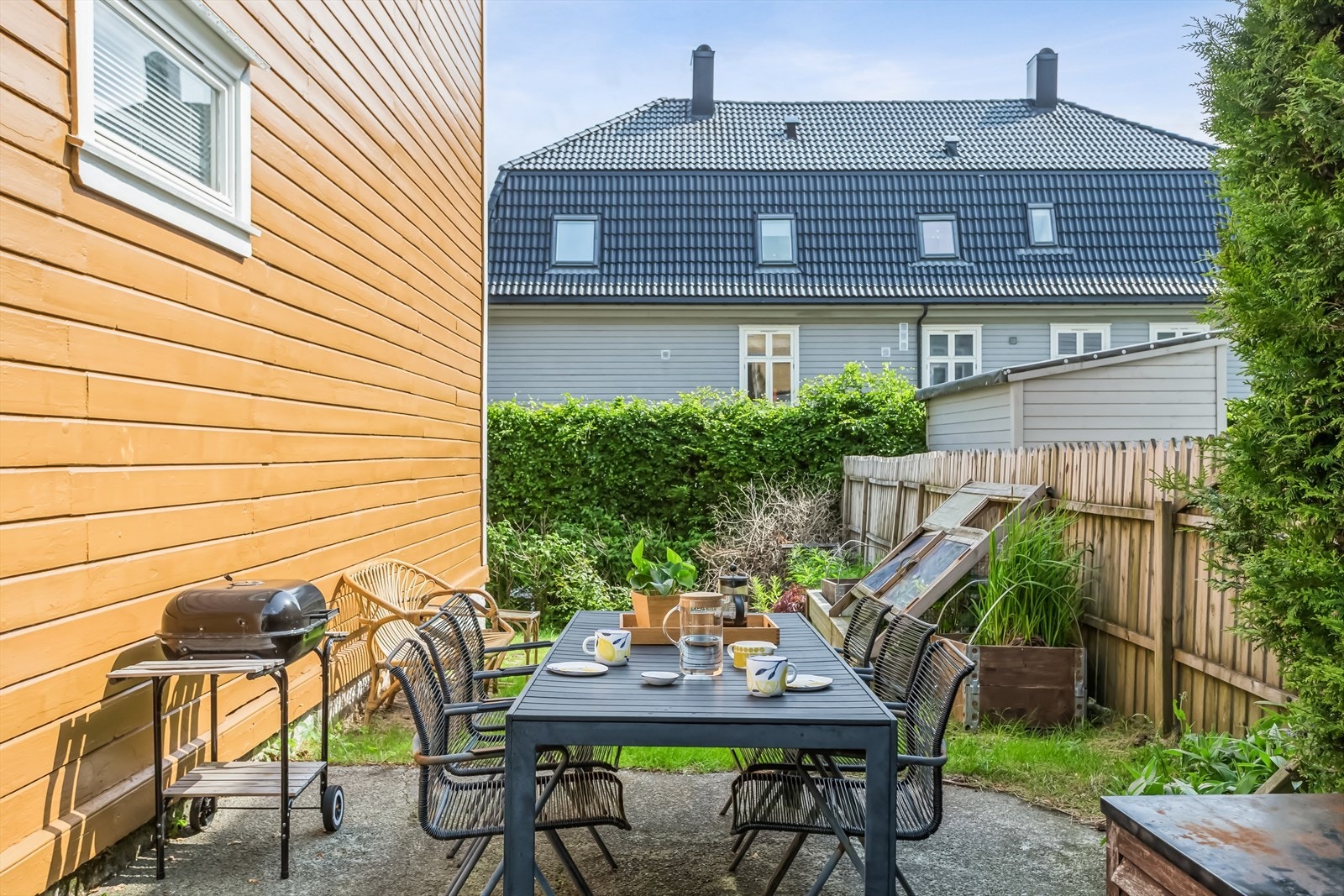 Borettslaget har stor felles hage Galleribilde