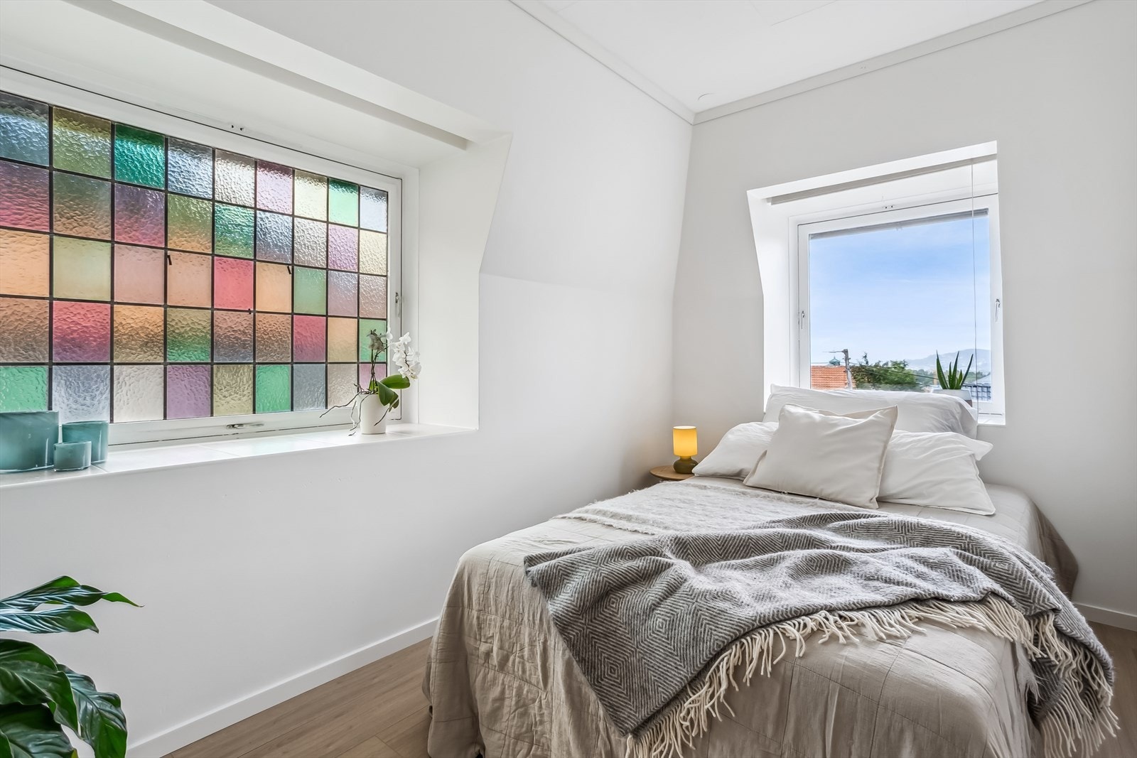 Soverom 2 på 7,1 m² med plass til seng og nattbord Galleribilde