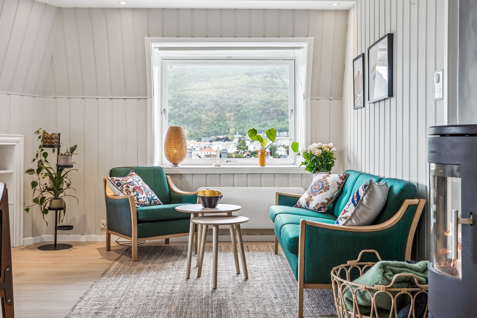 I tillegg er det peis som varmer godt på kalde vintre Galleribilde