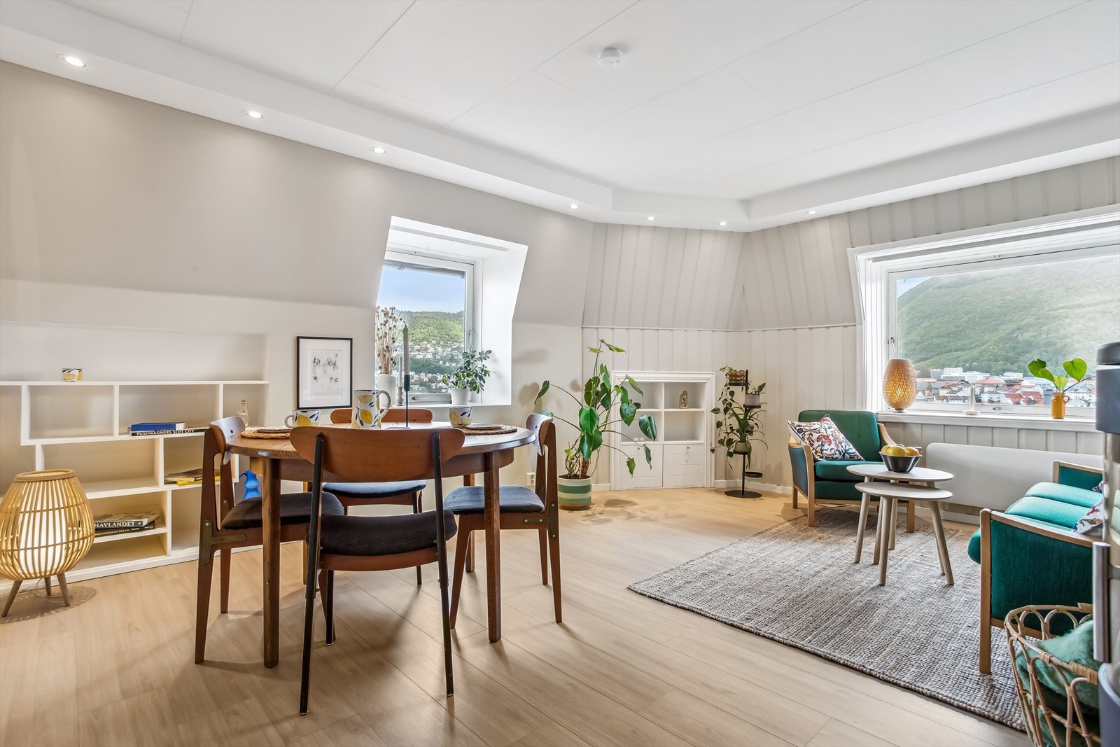 Stuen har store vinduer som slipper inn pent naturlig lys i rommet Galleribilde