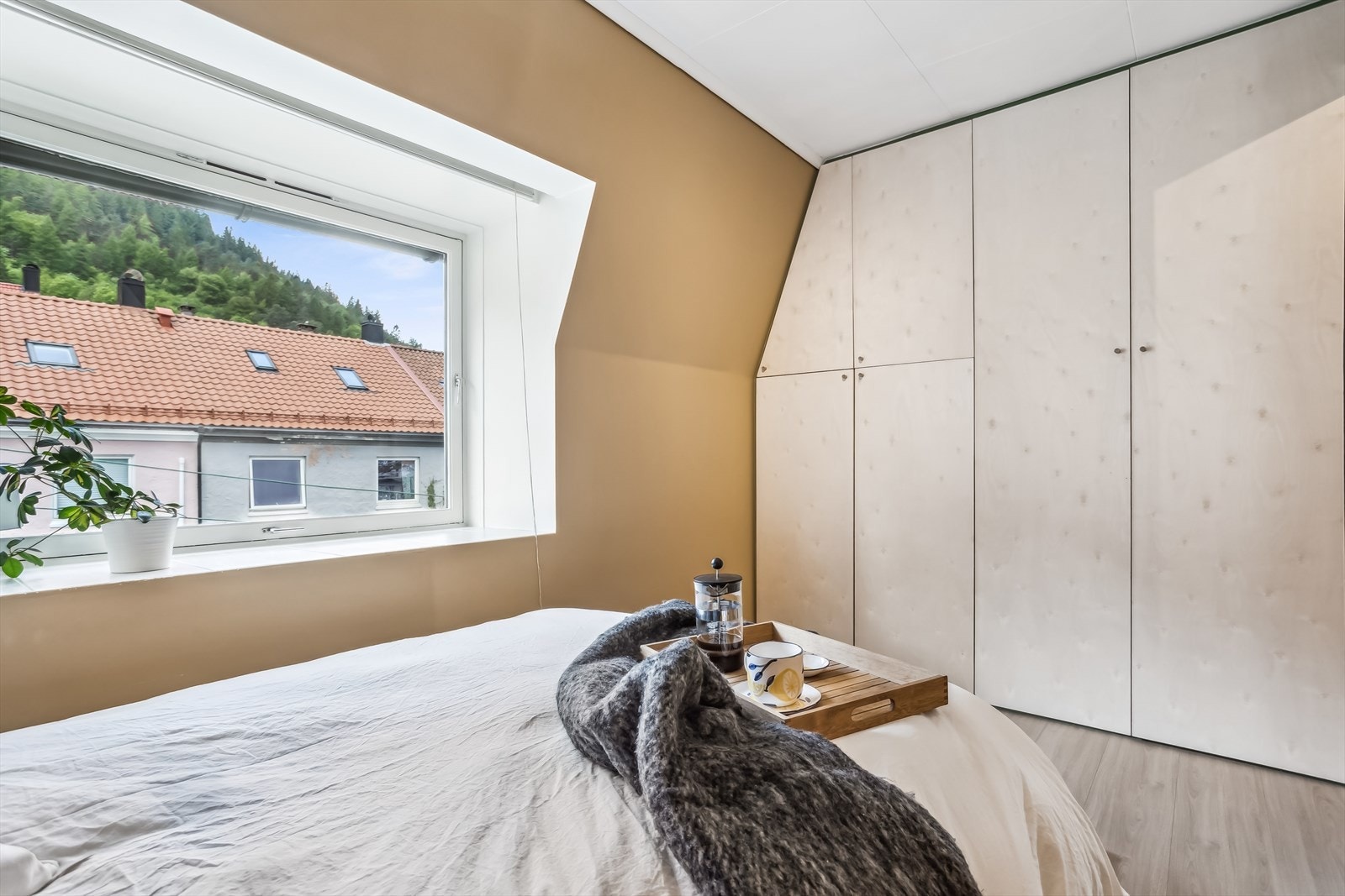 Soverommet har plass til dobbeltseng og har en praktisk garderobeløsning som er bygget av selger Galleribilde