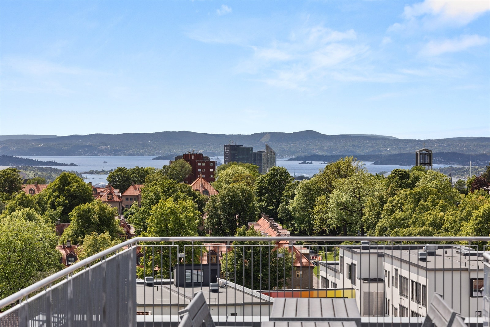 Meget sentralt og attraktivt beliggende på Hasle Torg. Her bor du midt i "smørøyet" med kort vei til gode kollektiv- og servicetilbud. Galleribilde
