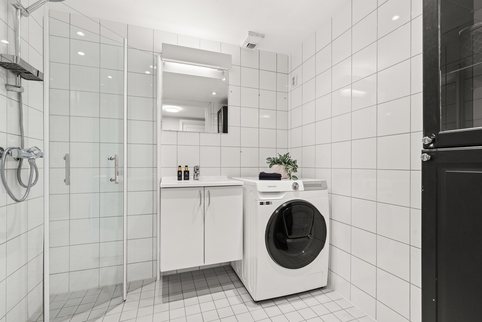 Lyst og romslig bad fra byggeår med gulvvarme og opplegg for vaskemaskin. Galleribilde