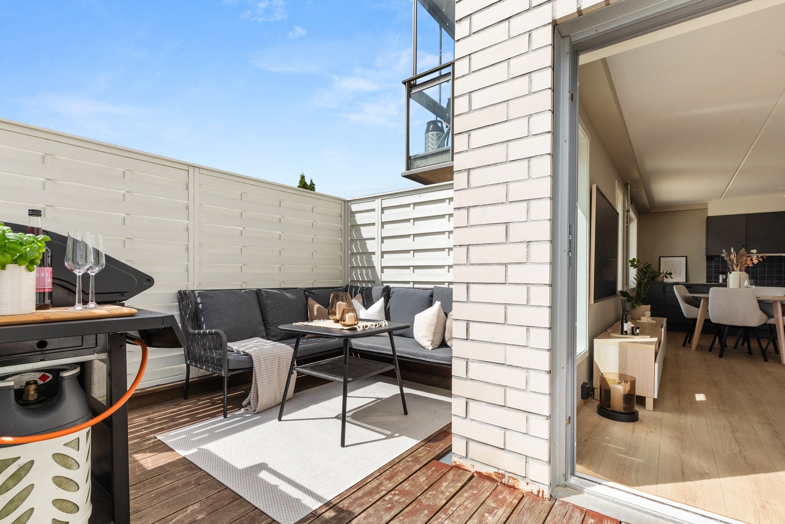 Fra stuen har man adkomst ut til skjermet terrasse på ca. 11 kvm. Galleribilde