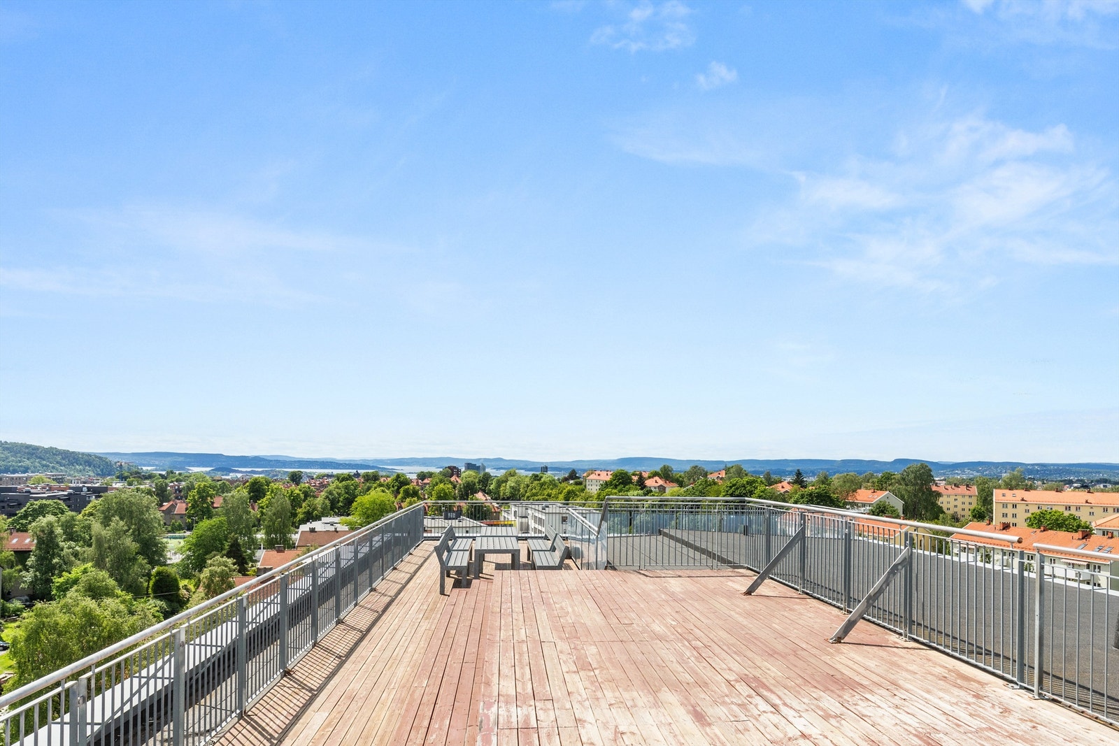 Borettslaget har en fantastisk, felles takterrasse med upåklagelige sol- og utsiktsforhold. Galleribilde