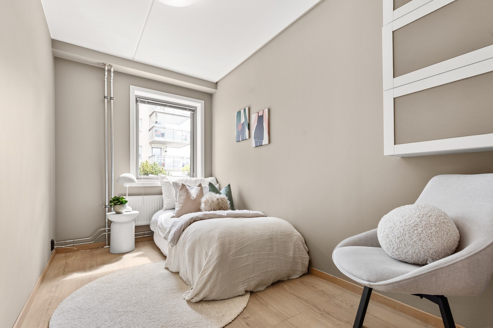 Leilighetens andre soverom er også av fin størrelse og har god plass til seng og garderobeskap. Galleribilde