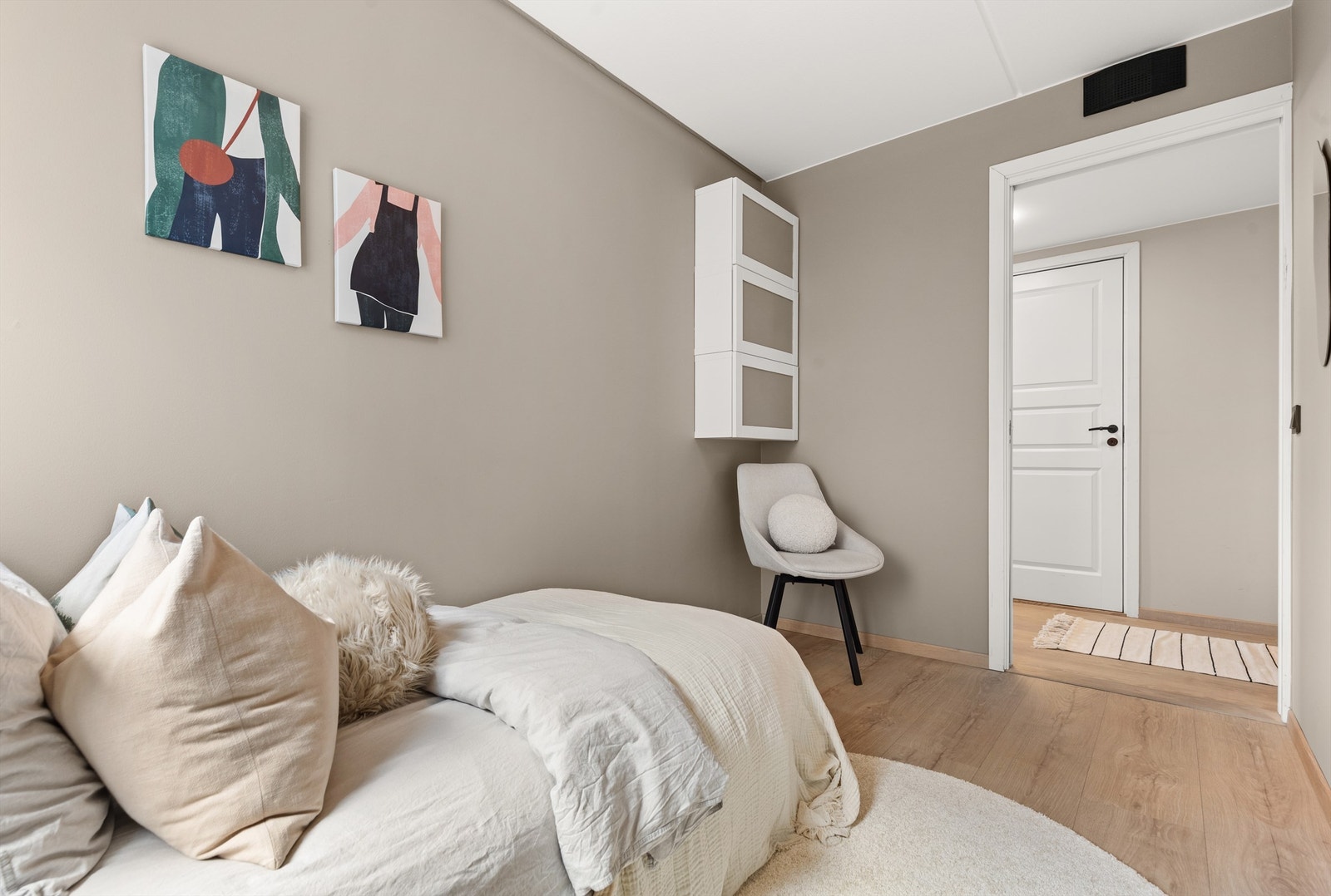 Rommet er fleksibelt i bruk og passer perfekt til kontor, barnerom eller gjesterom. Galleribilde