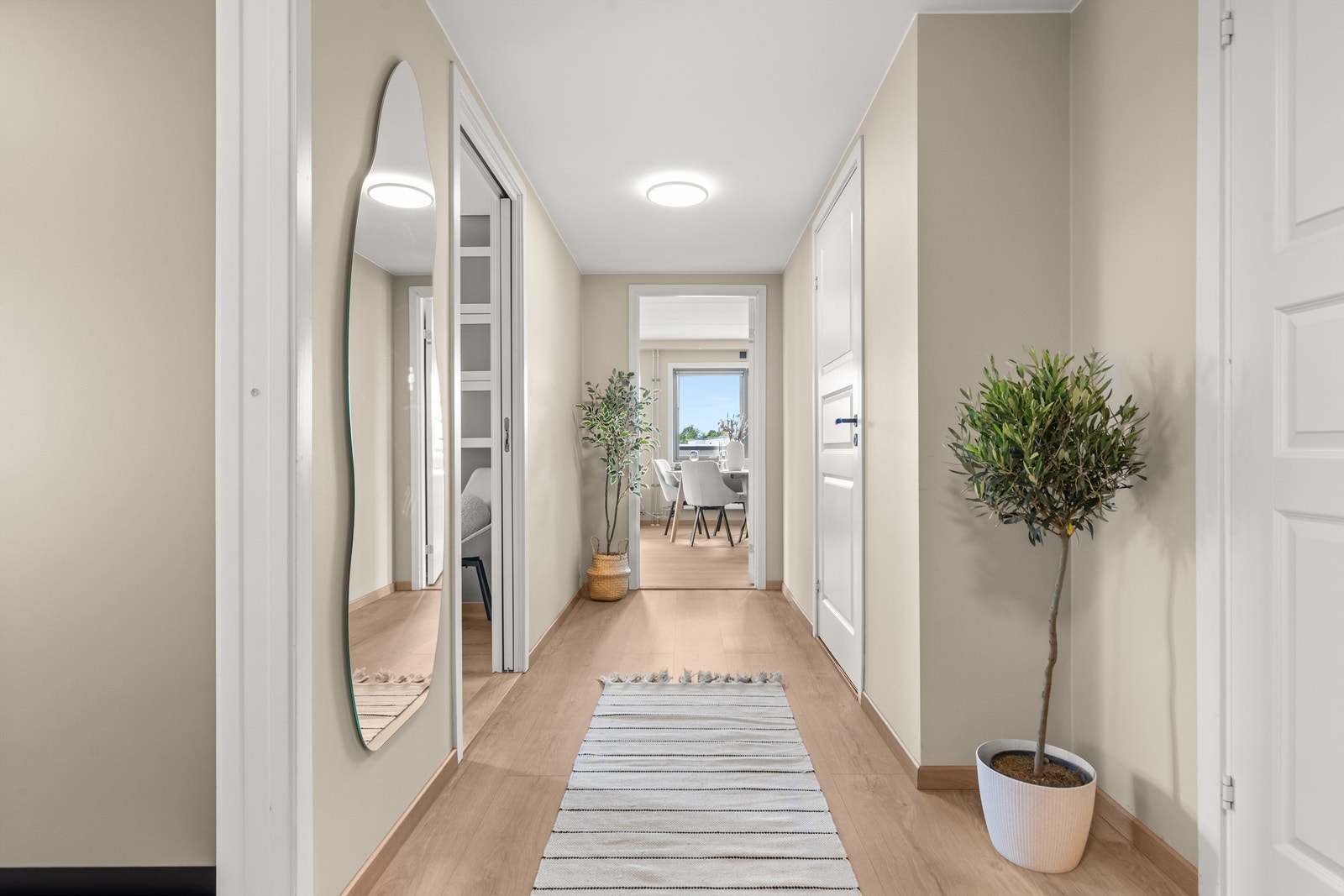 Innbydende og romslig entré/gang med høytrykkslaminat på gulv og god plass til å henge av seg yttertøyet. Fra entréen er det adkomst til boligens samtlige rom. Galleribilde