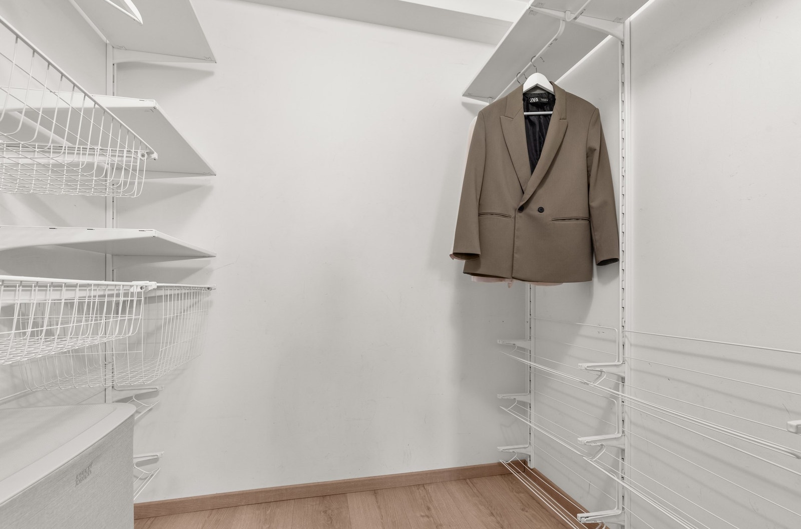 Leilighetens innvendig bod måler ca. 3 kvm og er perfekt som walk-in-garderobe eller oppbevaring av tørrvarer, vaskemidler etc! Denne kommer i tillegg til kjellerbod. Galleribilde