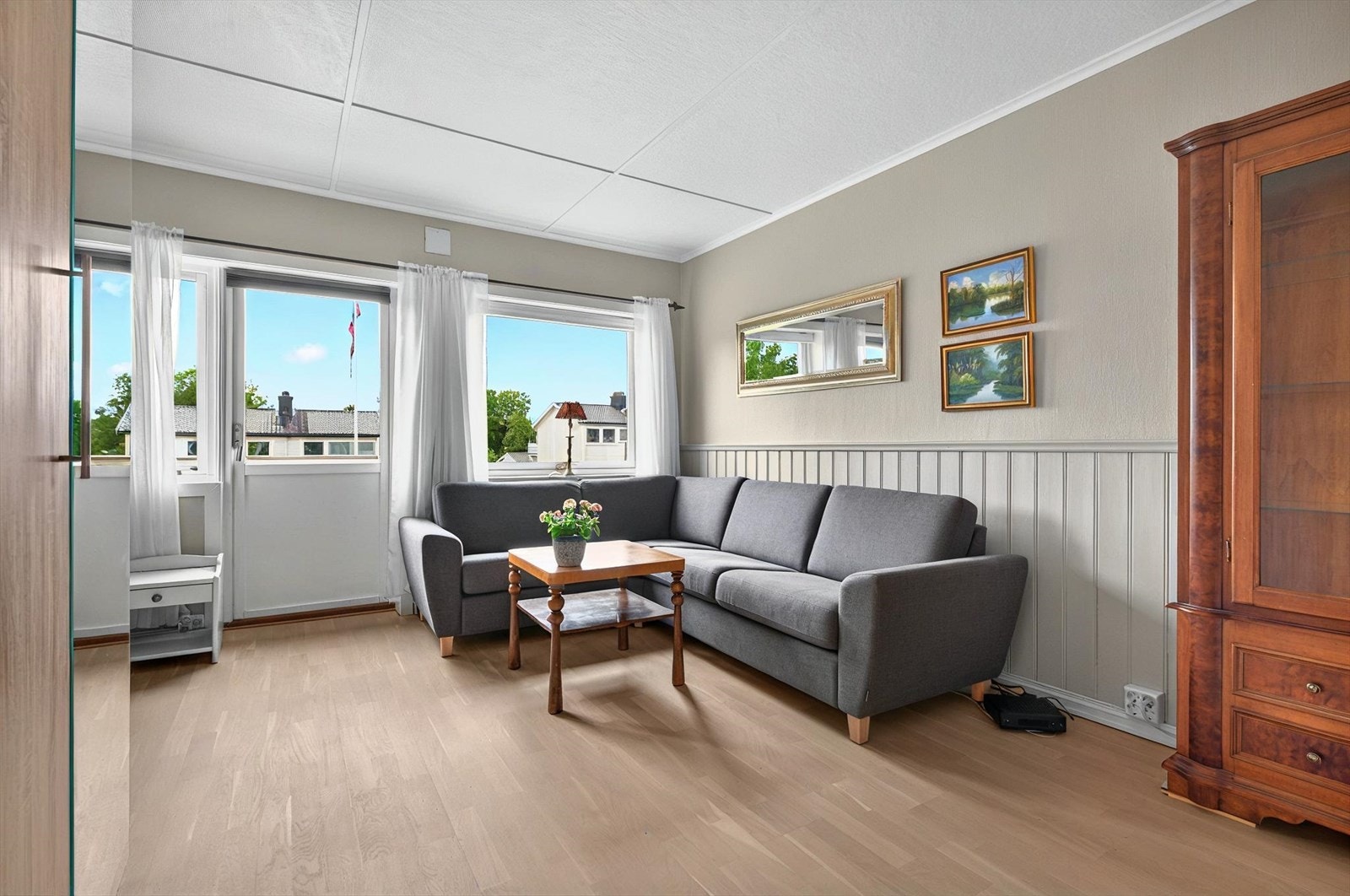 Stue med utgang til solrik balkong. Galleribilde