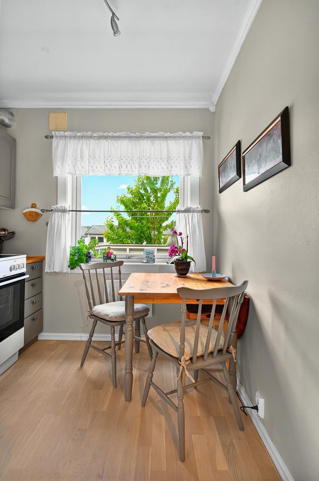 Kjøkkenet er utstyrt med ventilator med avtrekk ut, samt vannstoppsystem. Galleribilde