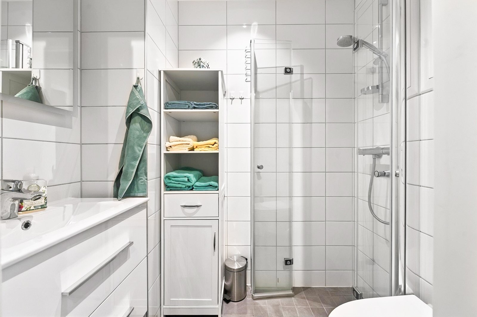 Rommet er innredet med dusjnisje, vegghengt toalett og servant med innredning. Det er ventilasjon via avtrekksvifte, tilluft under døren. Felles vaskerom i kjeller. Galleribilde