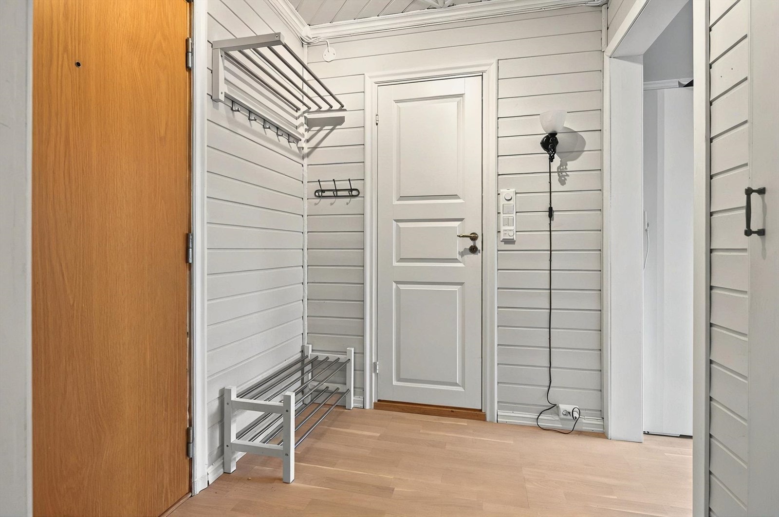 Innenfor døren møtes du av praktisk entré. Innvendig er det gulv av parkett, veggene har tapet, trepanel og malte plater. Innvendige tak har malte plater og trepanel. Galleribilde