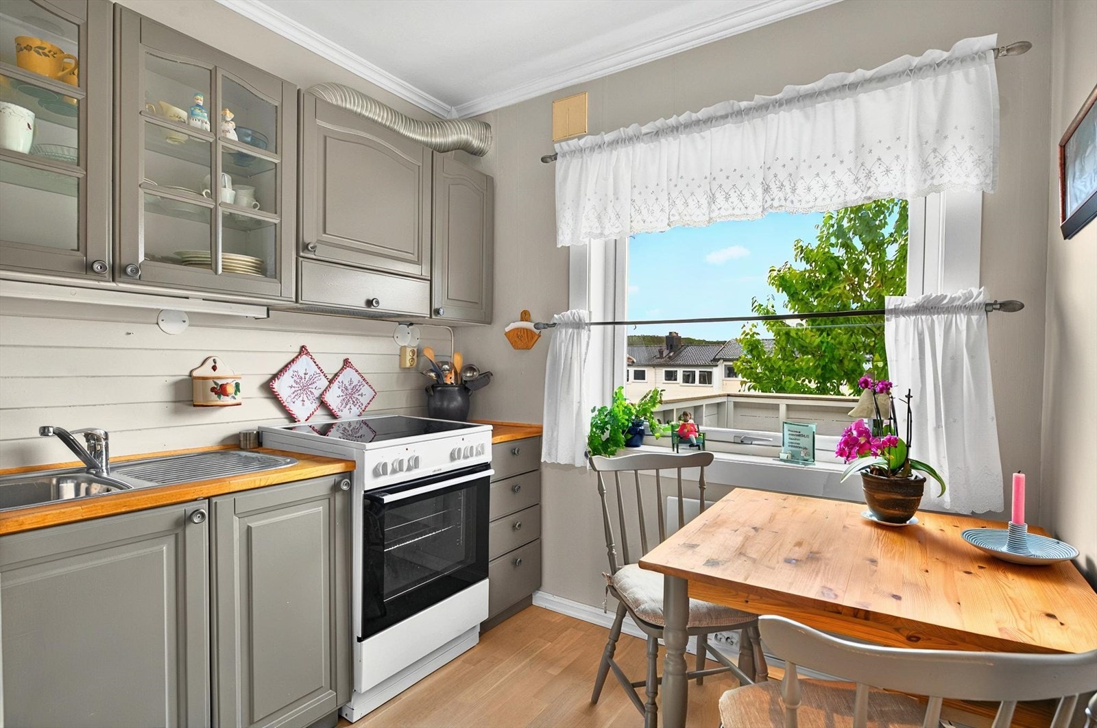 Innredningen er eldre, men har nyere heltre benkeplater og profilerte fronter. Galleribilde