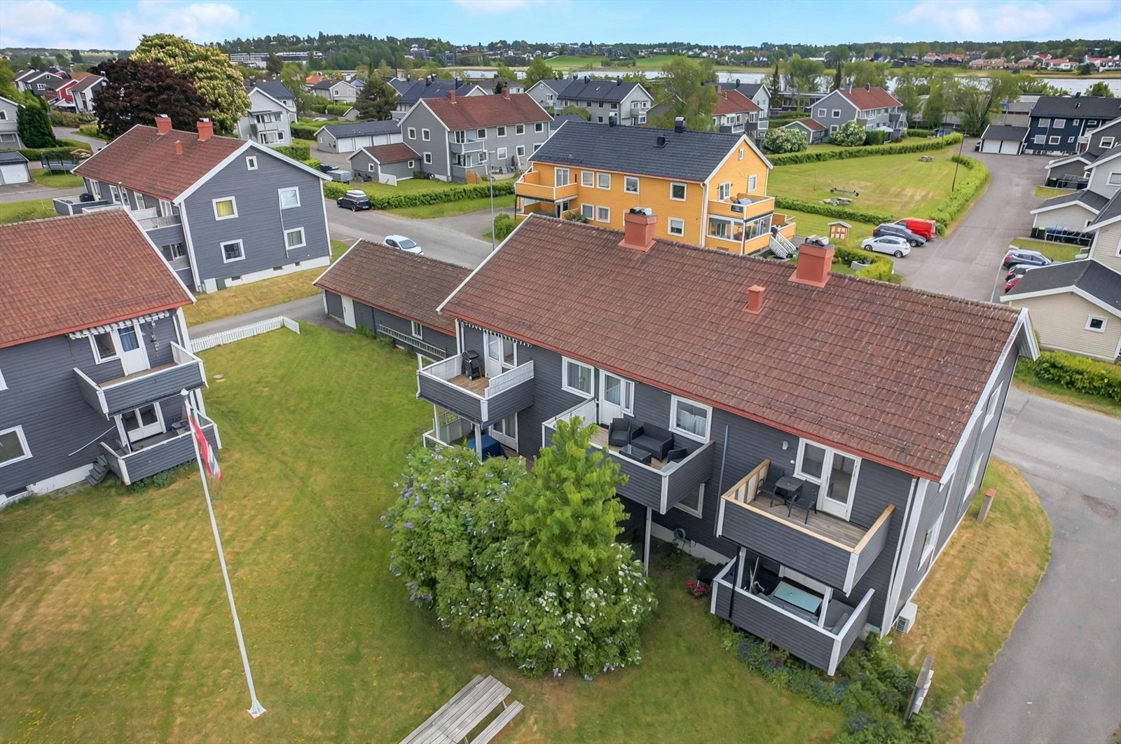 Svært pent opparbeidede fellesarealer med stor gressplen og beplanting. Asfaltert parkeringsplass og innkjørsel. Galleribilde