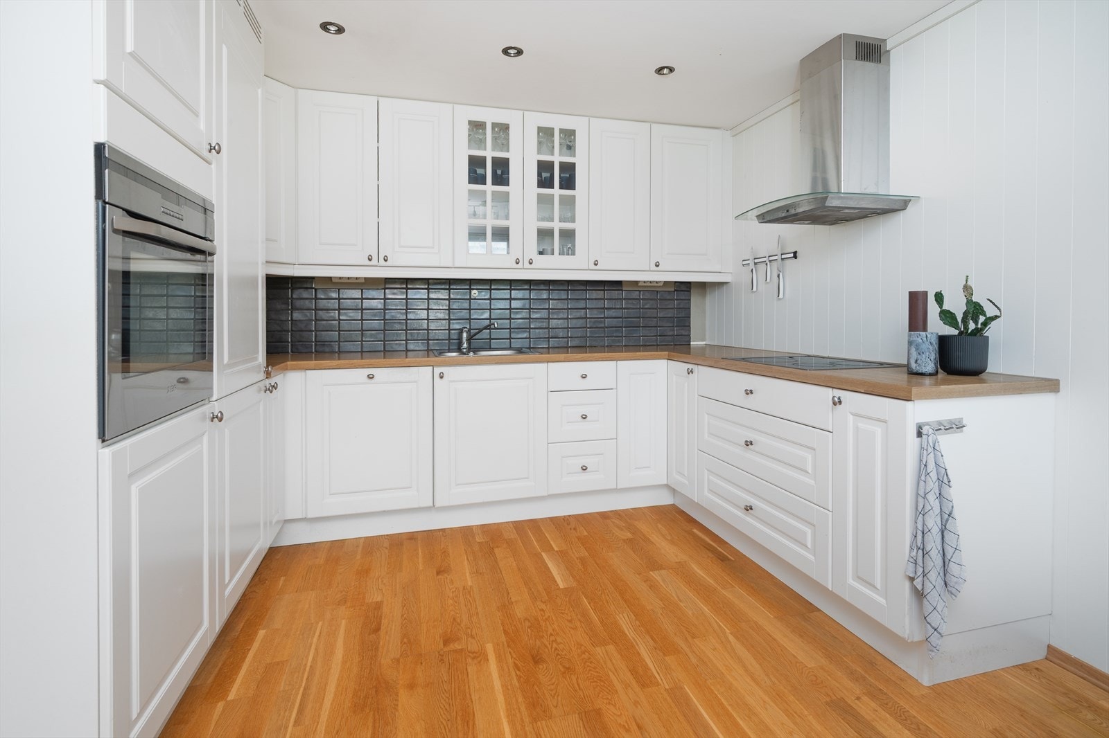 Klassisk Strai kjøkken med integrerte hvitevarer Galleribilde
