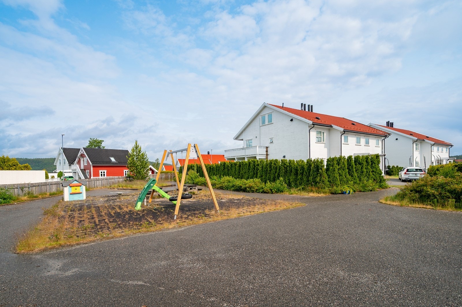 Tomten grenser til lekeplass Galleribilde