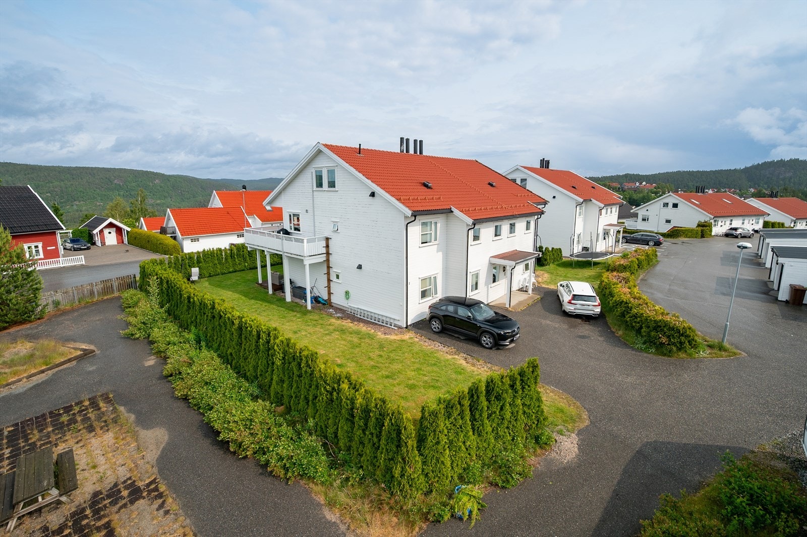 Asfaltert adkomst og parkering Galleribilde